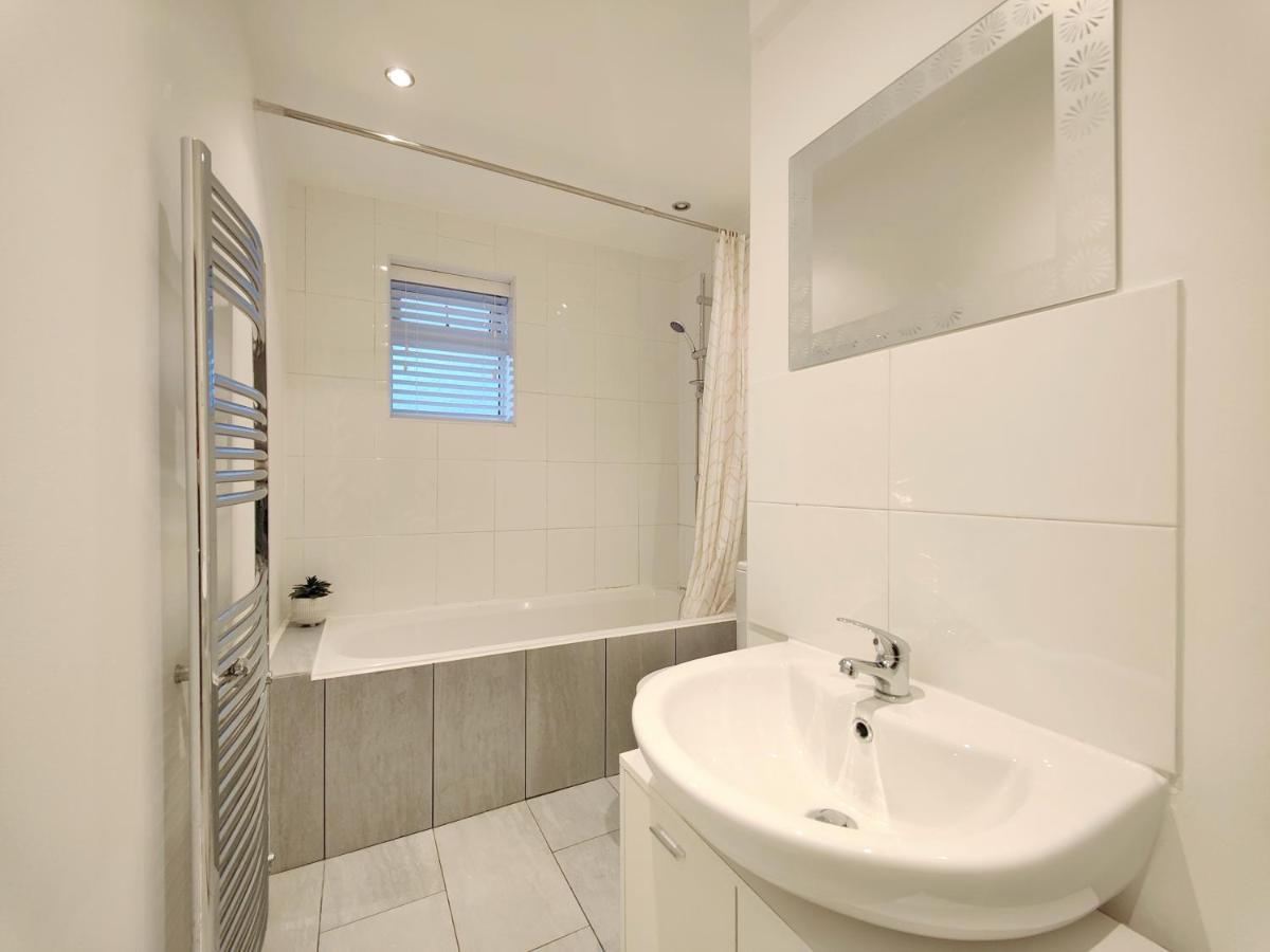 Stott House - Bright Spacious Townhouse 15 Minutes To Central Manchester With Free Parking Villa Exterior photo